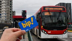 Este domingo se concretó alza de $10 en transporte público en Santiago