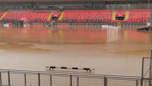 VIDEOS - Estadio Fiscal de Talca se inunda tras desborde del río Claro