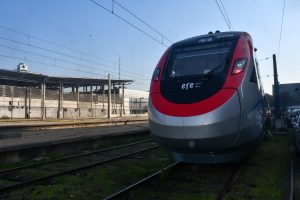 Revisa los servicios de trenes que están suspendidos debido al sistema frontal