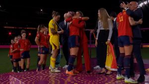 Sigue escándalo en selección española: acusan a DT de acoso y Megan Rapinoe apoyó a jugadora besada a la fuerza