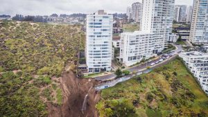 Socavón en edificio de Reñaca: las acusaciones cruzadas y cómo fue posible construir en las dunas de Concón