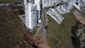 Delegación presidencial prohíbe ingreso a edificio afectado por socavón en dunas de Concón