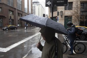 Vuelven las lluvias a Santiago: revisa el pronóstico del tiempo para esta semana en la RM