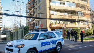 PDI investiga presunto parricidio y suicidio en Las Condes: madre habría asesinado a sus tres hijos