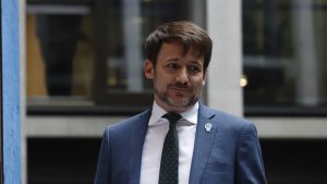 Ministro de Energía reconoce errores en informe sobre cuentas de la luz: alza no será del 14%