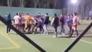 VIDEO - La pelea de fútbol amateur que dejó fuera del Superclásico a Jordhy Thompson y Damián Pizarro