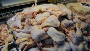 ¿Se debe lavar el pollo y los huevos antes de cocinarlos?
