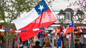 ¿Es obligatorio? Desde cuándo se debe poner la bandera chilena en los domicilios