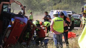Un muerto y nueve heridos dejó choque entre un auto y un bus en la Región de Los Ríos