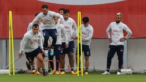 Las bajas de la Roja de cara al debut en clasificatorias ante Uruguay de Bielsa y Colombia