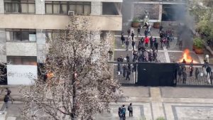 Los videos que dejó el incendio que habrían provocado encapuchados en el Instituto Nacional