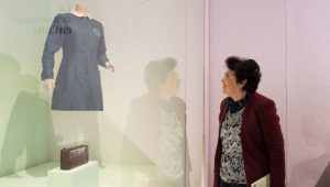 La historia tras el uniforme de educadora de párvulos que forma parte de exposición sobre los 50 años del golpe de Estado
