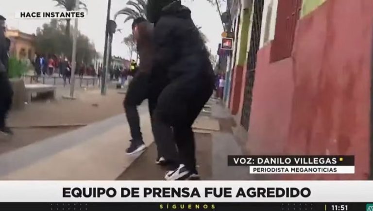 Equipo de Mega es atacado y golpeado por desconocidos en romería al Cementerio General