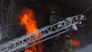 Pareja de adultos mayores falleció en incendio en Puente Alto: niño de 10 años sobrevivió