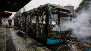 Alcaldesa de Santiago confirmó acciones legales contra autores de la quema de buses
