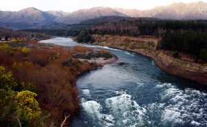 Mujer murió intentando cruzar el río a caballo para dejar a su hijo en clases