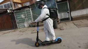 VIDEO - Le robaron el scooter andando: 