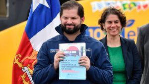Justicia declara inadmisible querella contra presidente Boric por manejar bus eléctrico