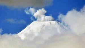 Continua la alerta naranja por actividad del volcán Villarrica: ¿Cómo asegurar la conectividad ante emergencias?