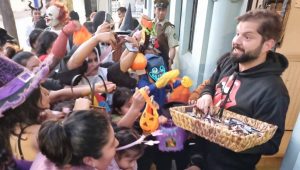 FOTOS - Presidente Boric se suma a Halloween y reparte dulces a niños del barrio Yungay