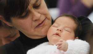 Estos son los bonos y subsidios a los que puedes acceder si tienes un hijo o hija