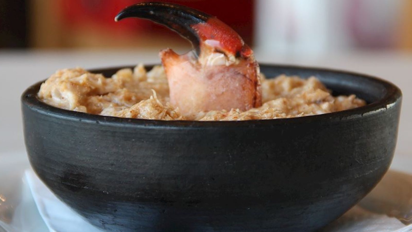 Un plato de greda con pastel de jaiba.