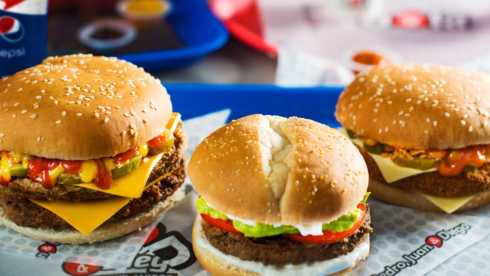 Hamburguesas sobre una mesa.