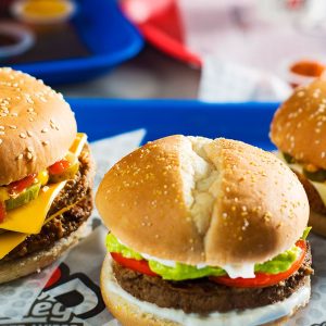 Hamburguesas sobre una mesa.