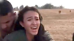 La historia detrás del viralizado video de una mujer secuestrada por Hamás