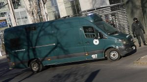 Conductor de vehículo robado quedó grave tras chocar con furgón de Gendarmería