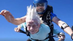 Rompió un récord: murió Dorothy Hoffner, la mujer de 104 años que se lanzó en paracaídas