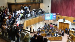 En medio de protestas y desalojo: Senado rechaza adelantar horario de cierre del comercio