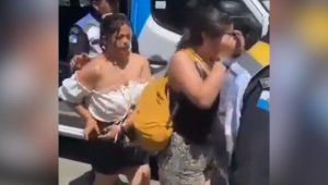 VIDEO - Turista chilena es detenida por tratar de 