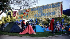 FOTOS - Las imágenes que dejó la toma que realizaron los vecinos de Lo Hermida en Providencia