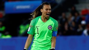 Tiane Endler: la mejor futbolista chilena de todos los tiempos viene por el oro a Santiago 2023
