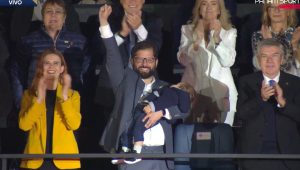 VIDEO - ¿Por qué el presidente Gabriel Boric sostenía un bebé en la inauguración de Santiago 2023?