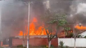 Las imágenes y los videos del gigantesco incendio en fábrica de plásticos en La Cisterna