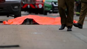 Cuál habría sido la causa de muerte del hombre que fue encontrado sin vida en la vía pública de Santiago