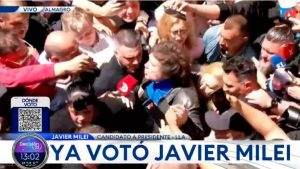VIDEOS - La caótica votación de Javier Milei en las elecciones de Argentina