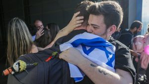 Hamás libera a dos nuevas rehenes e Israel cifra en 220 los secuestrados