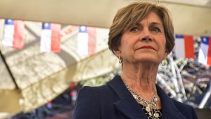 Liceo Lastarria: Matthei presentará querella contra alumnos que rociaron al director con bencina