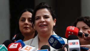 Ministra Orellana defiende a Endler y dispara contra 