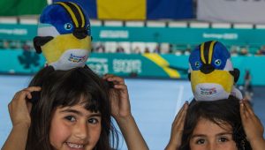 Fiebre por Fiu: mascota de Santiago 2023 anuncia gira nacional y presenta versión navideña