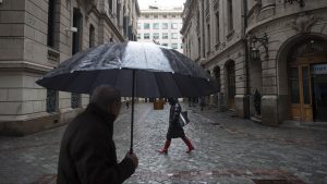 A sacar los paraguas: cuándo vuelve la lluvia en Santiago