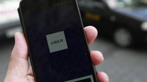 Denuncian que chofer de Uber secuestró a joven en Huechuraba y lo liberó en Lampa