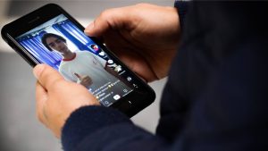 Taparse la boca con cinta adhesiva al dormir: la peligrosa práctica que se popularizó en TikTok