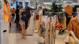 Conocida tienda del retail ofrece todo el catálogo de ropa a $5.000: ¿Dónde y cuándo?