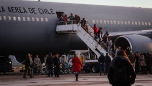 Por qué se impidió la llegada de un avión con migrantes a Venezuela