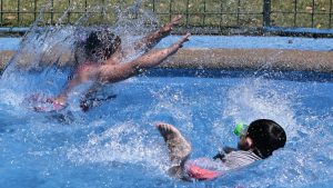 Para capear el calor: dónde están y cuánto cuestan las piscinas en Santiago