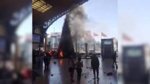 VIDEO - Queman árbol de Navidad de Estación Central tras incidentes entre Carabineros y ambulantes